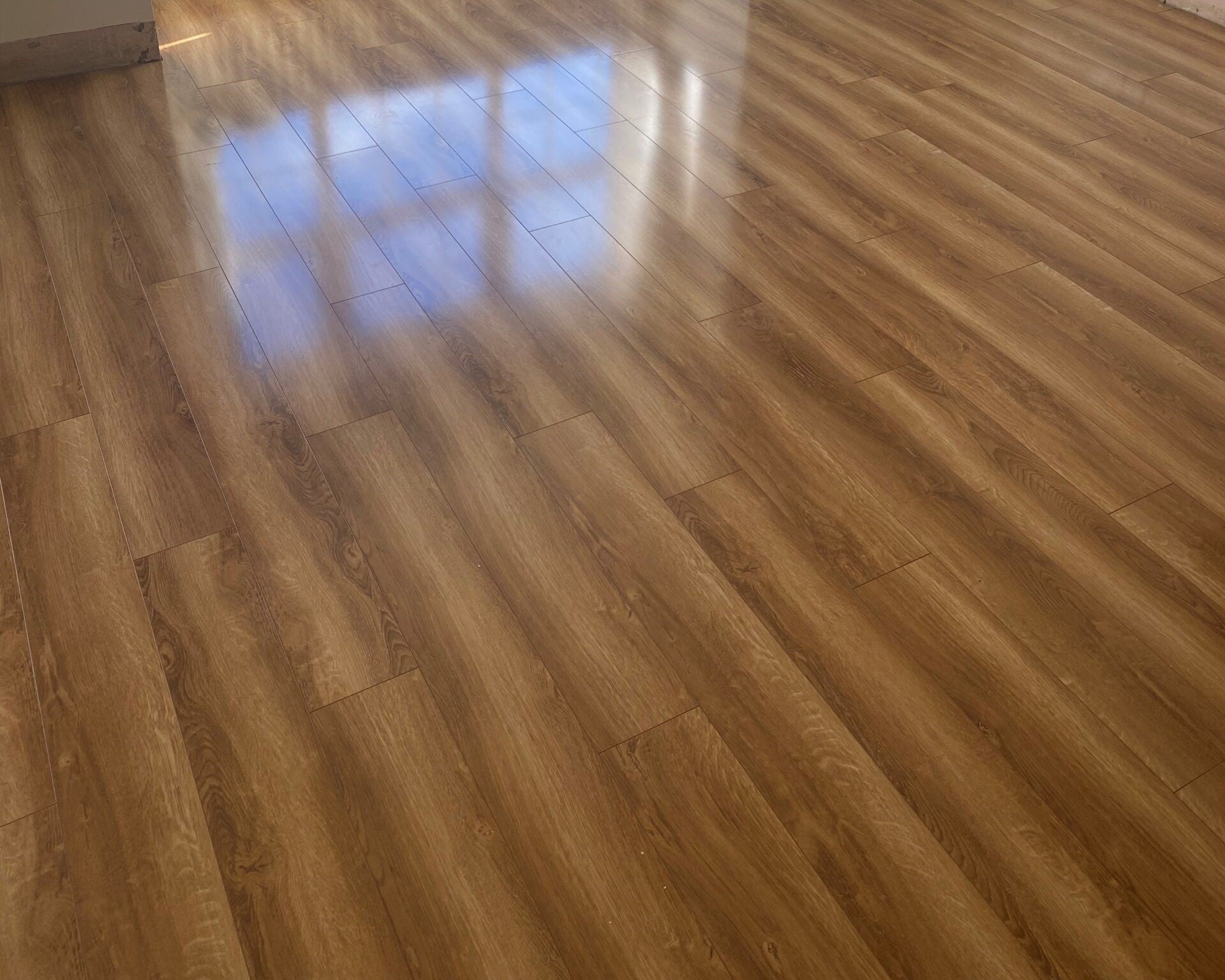 Glossy 12mm Acoustic Laminate Rich Caramel Oak